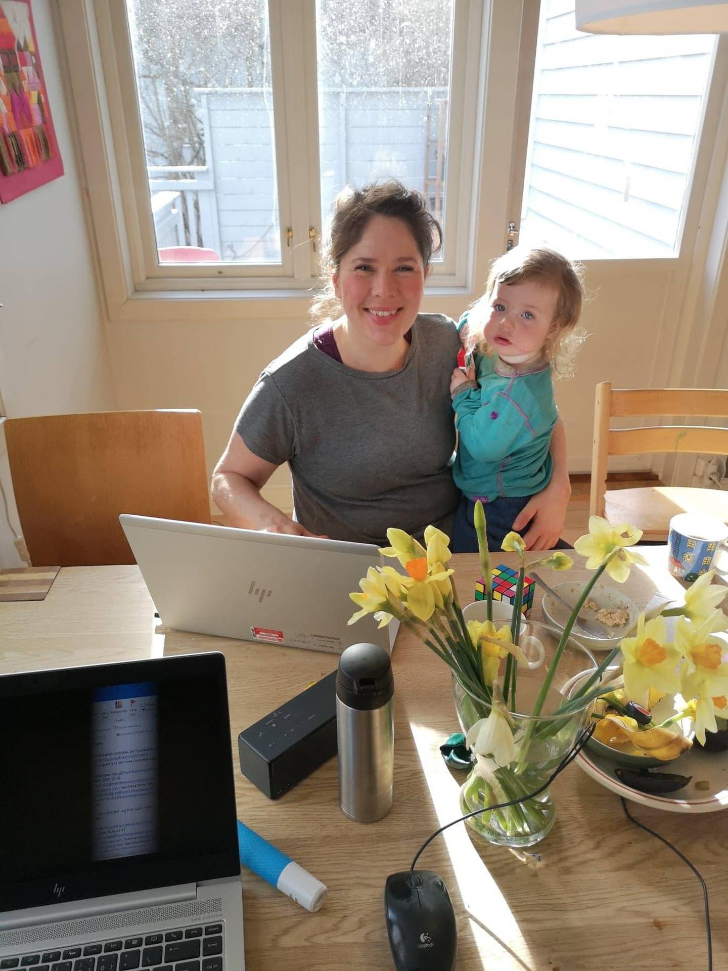 Kulturformidler, Christine Haugsten Ellefsen, benytter dagene med hjemmekontor til å lage digitale, kulturelle opplevelser for barn på Facebook-siden Barnesyssel. Lille Ronja kvalitetssikrer arbeidet.