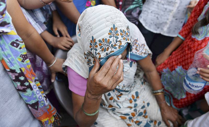 Bestemoren til en av de voldtatte jentene sørger over hva barnebarnet er utsatt for. FOTO: CHANDAN KHANNA/NTB SCANPIX
