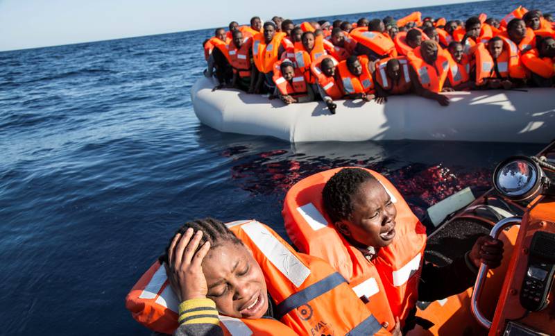 FARLIG FERD: Det kommer stadig nye båter med migranter over fra Libya mot Italia. Det er denne ferdselen EU nå prøver å stanse. Disse ble reddet. 
