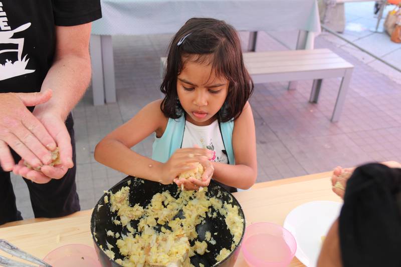 Seks år gamle Samiksha Sharma likte veldig godt å være på kokkekurs arrangert av Fra Hage til Mage og Iver & Evne.