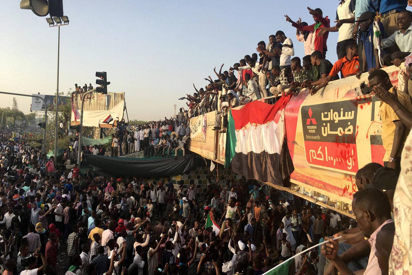 MANGE: Demonstrantene utenfor forsvarsdepartementet i Khartoum. FOTO: NTB SCANPIX