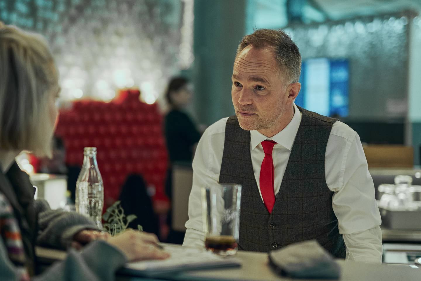 Jon Øigarden gjør en sterk rolle i juleserien "Julestorm", som bartenderen Marius. Her med Thea Sofie Loch Næss.