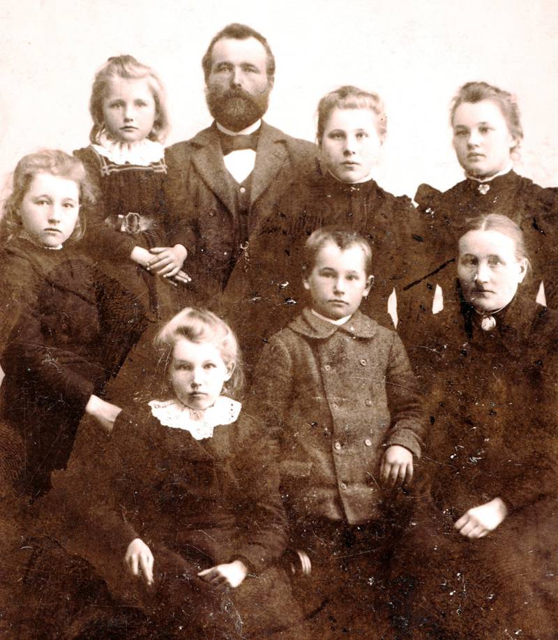 Familiefaren her, Knut Haaland, kom som «barnevandrer», gjeter fra Grindheim til Landvik. En del år senere er dette familiebildet hans.