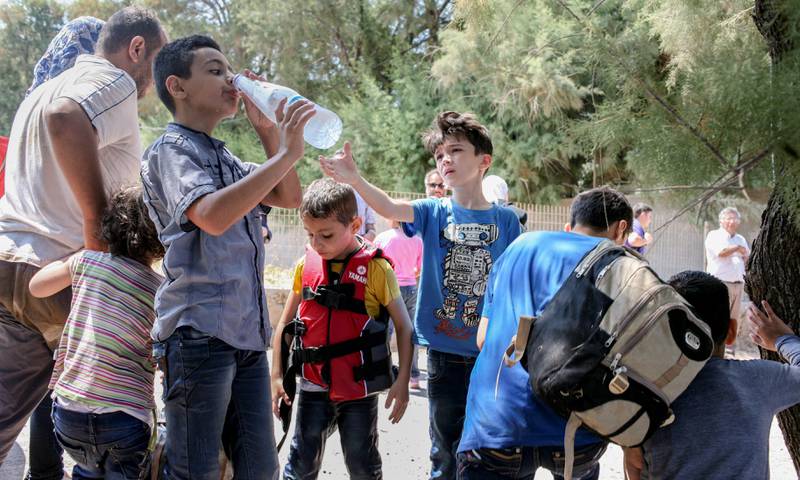 Tre syriske familier kommer til Lesvos’ østkyst like etter lunsj. Velkomstkomiteen er en norsk journalist og en gresk lege. Foto: Heidi Taksdal Skjeseth
