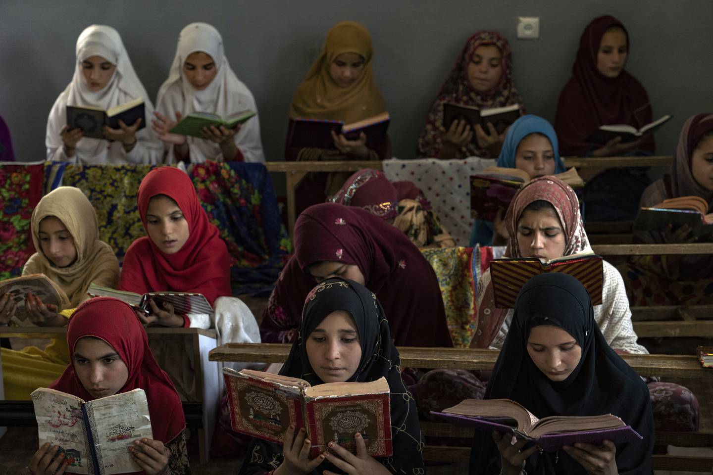 Afghanske jenter leser i koranen i en moské i utkanten av Kabul. Sjefen i moskeen sier at flere jenter har kommet for dit for å få koranundervisning etter at de offentlige skolene ble stengt.