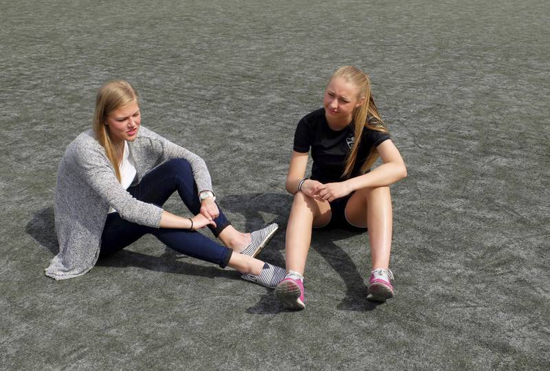 Den gang da: Nora Bunæs Nilsen (t.v.) og Tuva Ødegård i 2015. Da gikk de på fotballinja på Drammen videregående skole, og klagde på guttenes særbehandling innenfor fotballen. Nilsen satset en stund, og pendlet til Bærum for å delta på treninger, samtidig som hun spilte på landslaget. Totalbelastningen ble for stor, og hun spiller nå fotball på hobbybasis. Det samme gjør Tuva. FOTO: PERNILLE VESTENGEN.