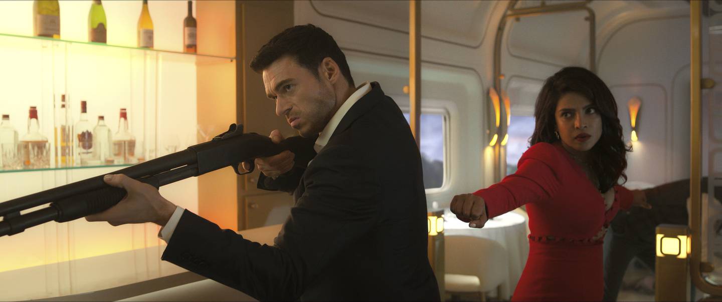 Richard Madden og Priyanka Chopra Jonas spiller eks-agentene Mason Kane og Nadia Sinh, som må samarbeide for å overleve forfølgernes forsøk på å ta dem av dage.