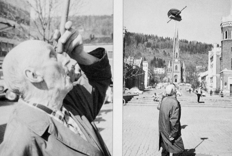 OPPTRÅDTE DAGLIG: Hver dag dro Hans med stokken til Bragernes torg. Der gjorde han akrobatiske øvelser med en stokk, en kasse og hodet på en piassavakost. Bilder fra boken «Timer i Drammen» av Tor Adler Knudsen.