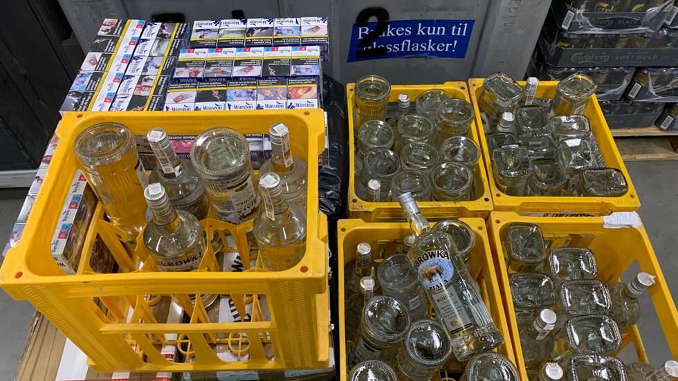 Beslag av 100 liter vodka og 7.000 sigaretter ved Svinesund tollsted tirsdag 14. desember 2021.