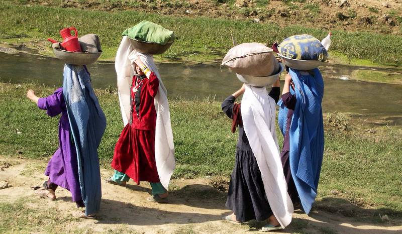 Tidlig høst i Kabul: Kvinner på hjemvei med klesvask.