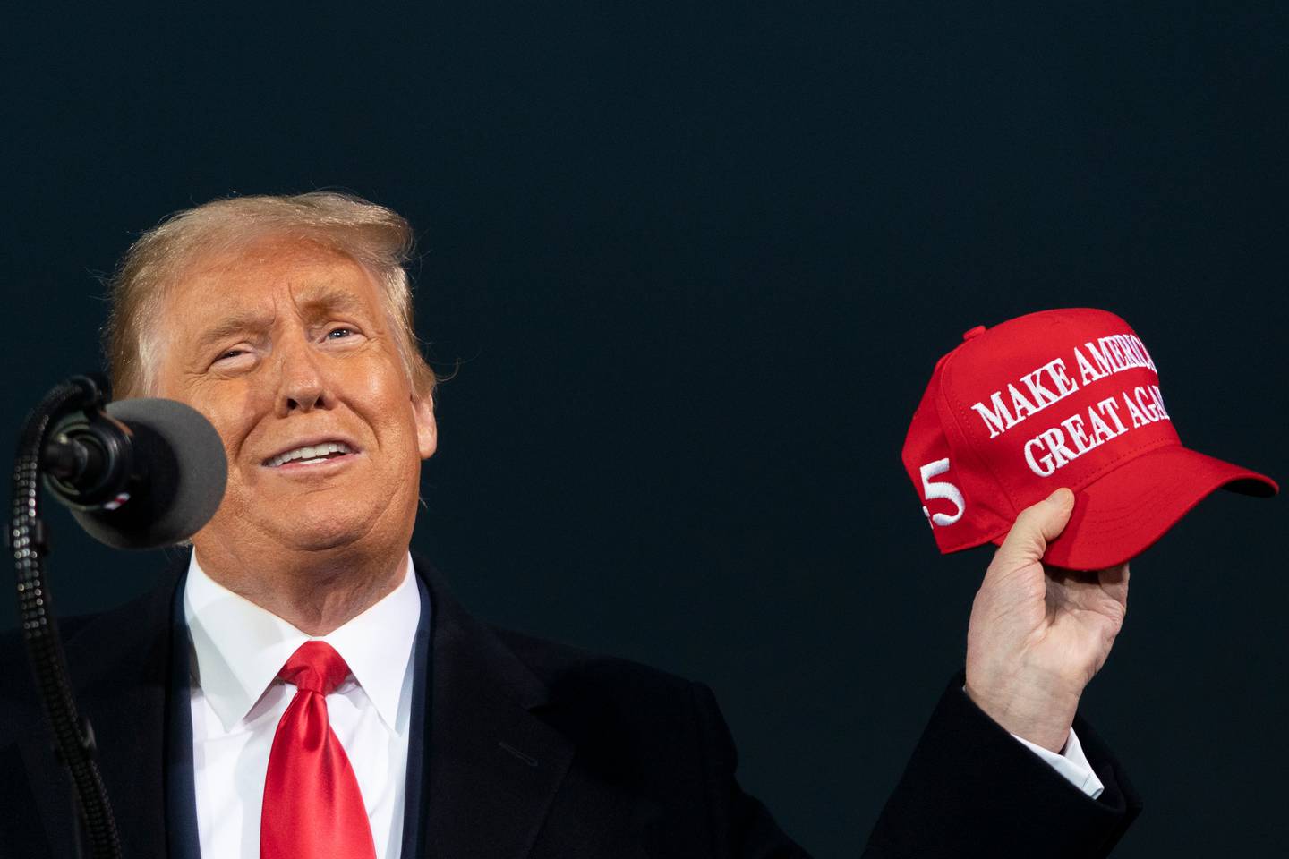 Ekspresident Donald Trump med en av sine karakteristiske «MAGA»-capser.