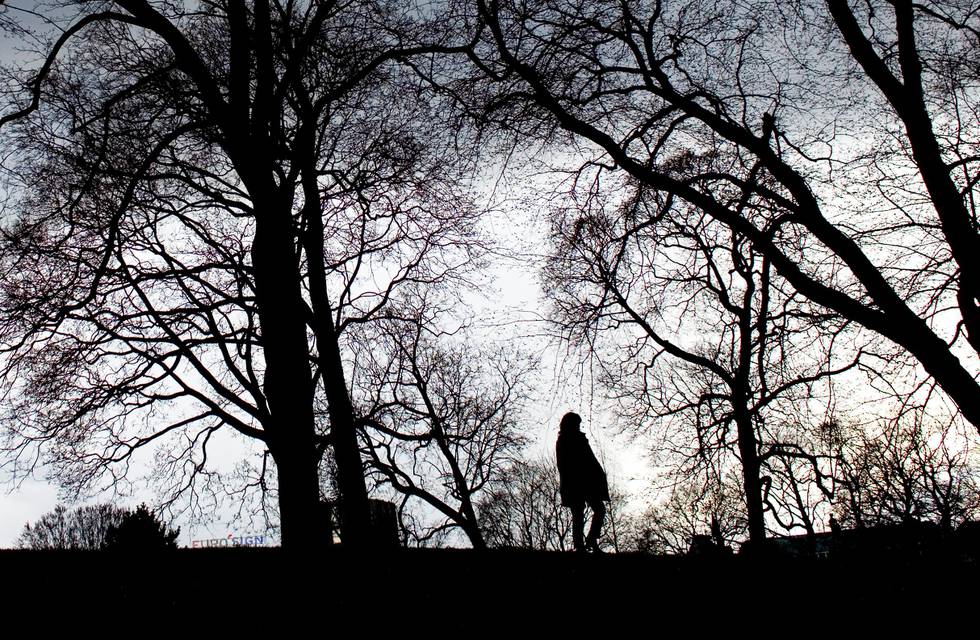 Oslo 20080414
Kvinne i park om kvelden. Alene. Ensom. Redd. Skummelt. Trist. Kjærlighetssorg. Voldtekt. Deprimert. Selvmord. Fortvilet. Ulykkelig. Samlivsbrudd. 
FOTO: Sara Johannessen / SCANPIX
- - MODEL RELEASED - MODELLKLARERT - - 