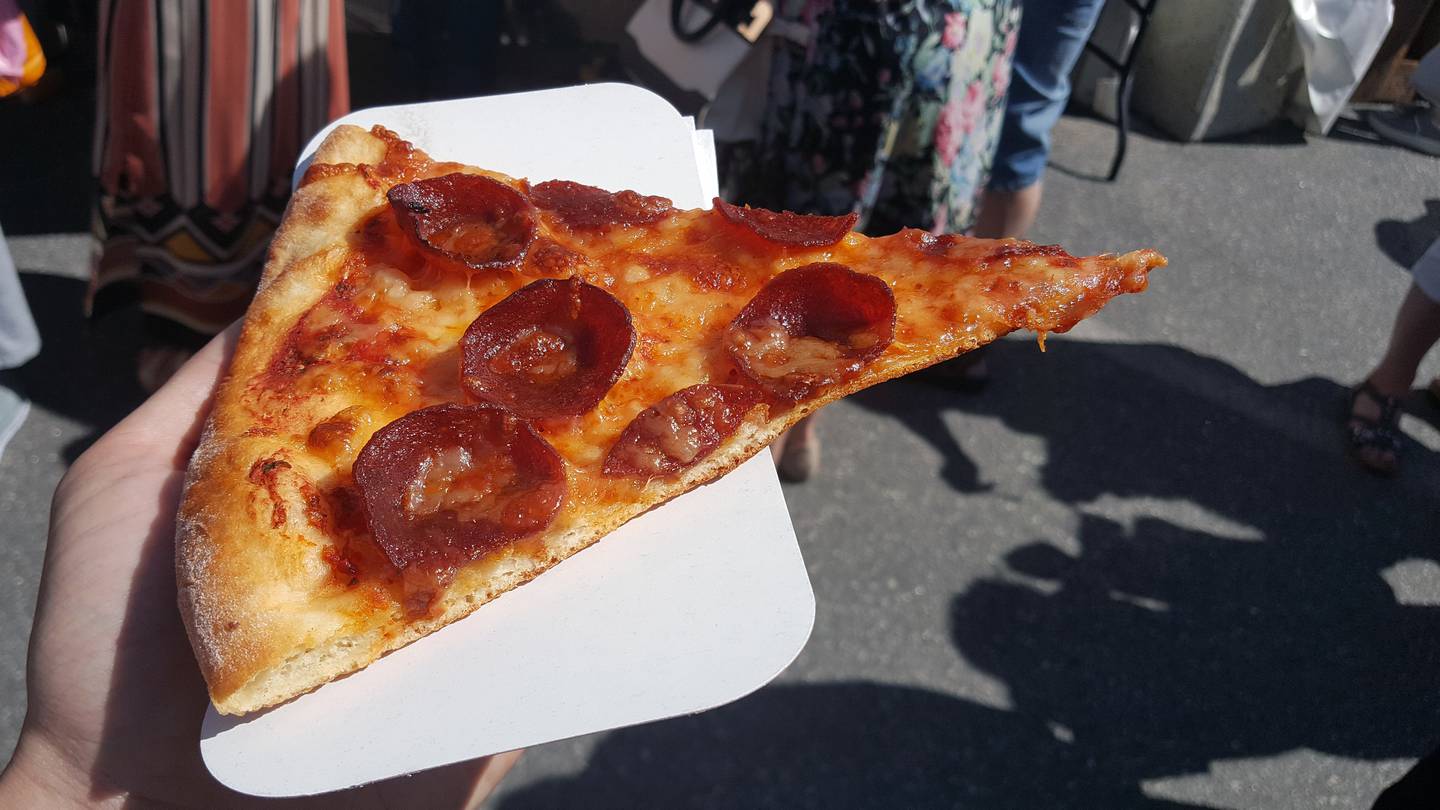 Amore Pizza: Pizzaslice med pepperoni, ost og tomatsaus.