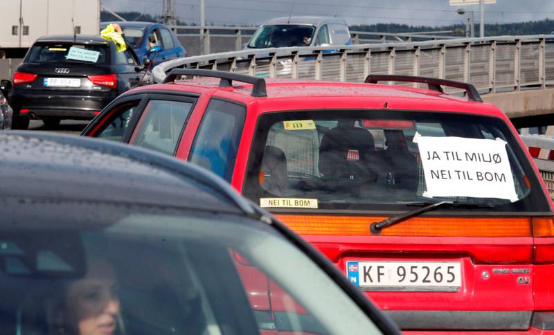 Klokka fire tirsdag ettermiddag markerte bilister i Drammen «nei til bom». Med nødblinken på tutet de sin misnøye – ved å snegle seg rundt i rushtrafikken.