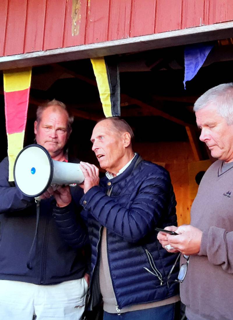 Dagens seilmaker Peter Høeg (56, t.v.) og faren Peter Hannibal Høeg (84) traff mange drammensseilere med sine taler under jubileumsregattaen på Rødtangen lørdag. Til høyre leder i regattakomiteen Øyvind Jelstad i DSF. 