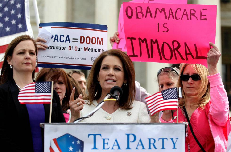 SAMMEN MOT SYNDEN: Kongressrepresentant Michele Bachmann (R) omkranset av Tea Party-lederne Jenny Beth Martin (t.v.) og Lisa Nancollas foran Høyesterett under høringene om Obamacare i 2012. FOTO: CAROLY KASTER/NTB SCANPIX