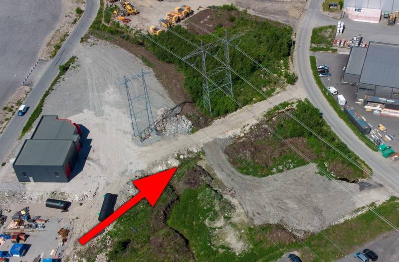 En kilde hevder at det ligger asbestholdig betong nedgravd i dette området på Åkebergmosen industriområde.
