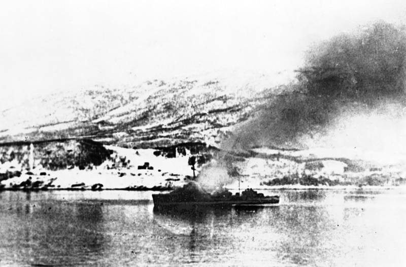 Brennende jager i havna ved Narvik under kampene våren 1940