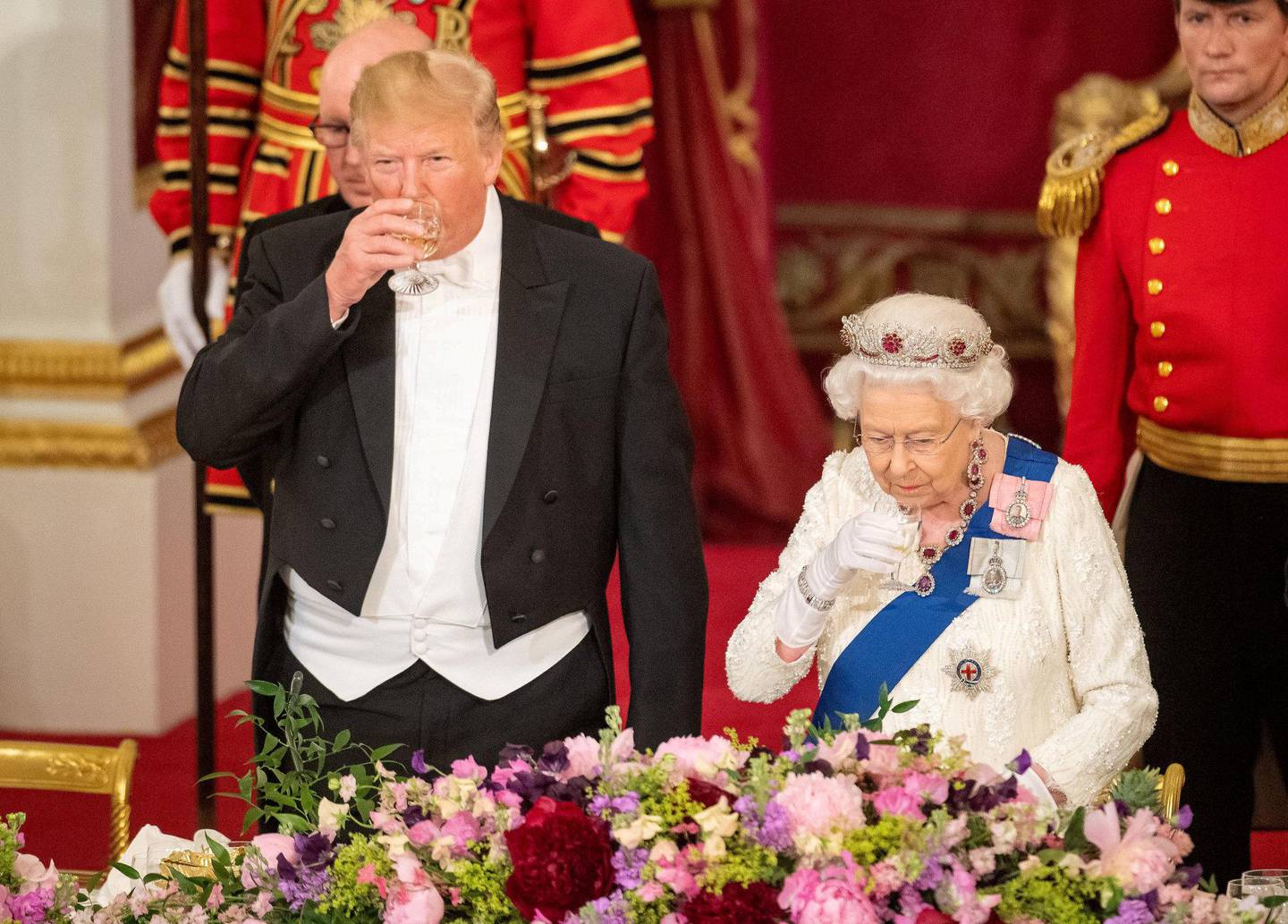BANKETT: Trump på banketten i Buckingham Palace med dronning Elizabeth mandag. FOTO: NTB SCANPIX