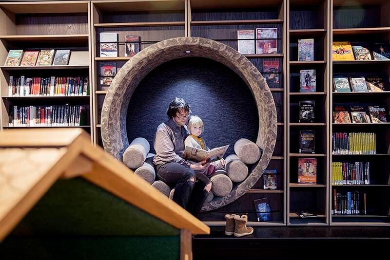 Tore Syvert Haga og lille Gunhild (3) bruker ofte biblioteket, og hadde satt seg for å lese i en av de mange runde lesekrokene. 