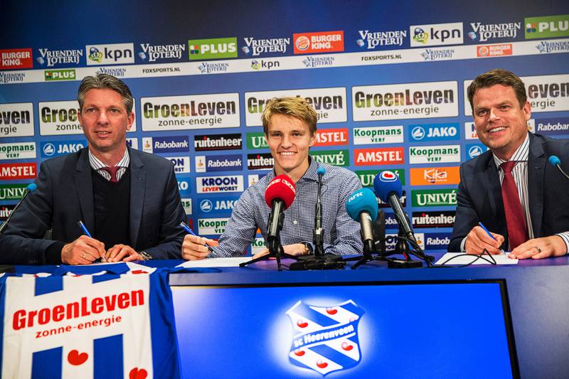 Martin Ødegaard signerte kontrakten i Heerenveen tirsdag.