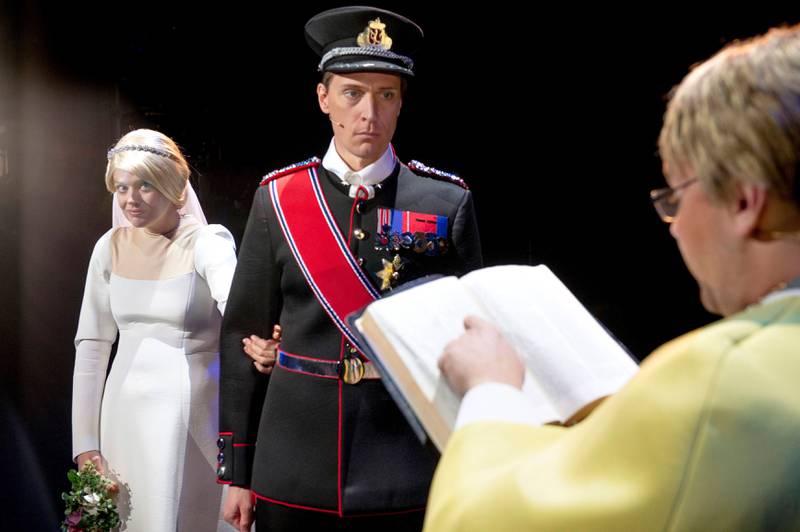 Øyeblikket Norge aldri glemmer, kronprins Haakon får sin Mette-Marit, her spilt av Ola G. Furuseth og Charlotte Frogner. FOTO: DAG JENSSEN/DET NORSKE TEATRET 
