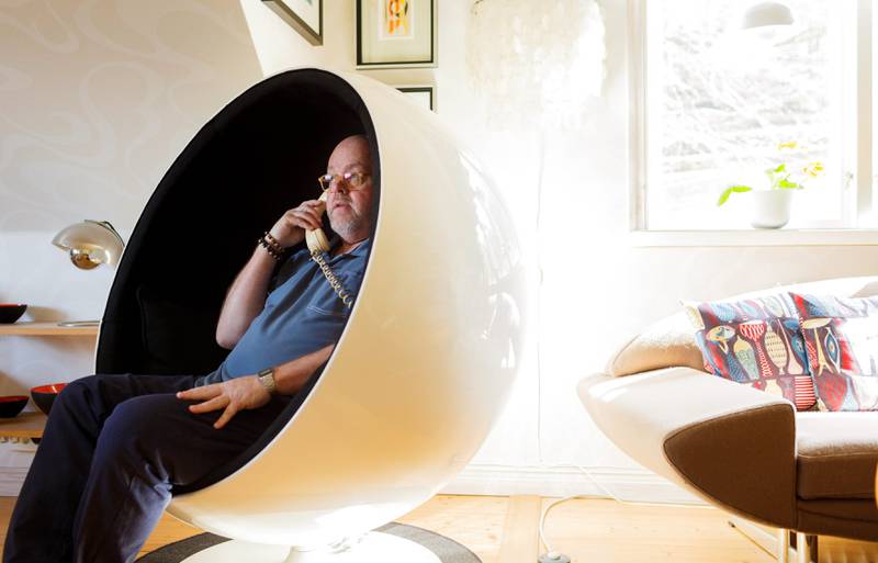 Eero Aarnio-stolen med innebygget telefon er en godbit i Leif-Gunnars hjem i Vessigebro i Hallander i Sverige. FOTO: Anders Andersson/TT/NTB scanpix