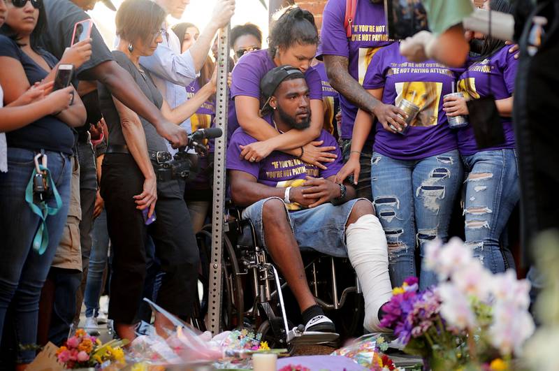 Skadde og sørgende i Charlottesville etter tragedien som Spike Lee mener vekket USA. FOTO: AFP/NTB SCANPIX
