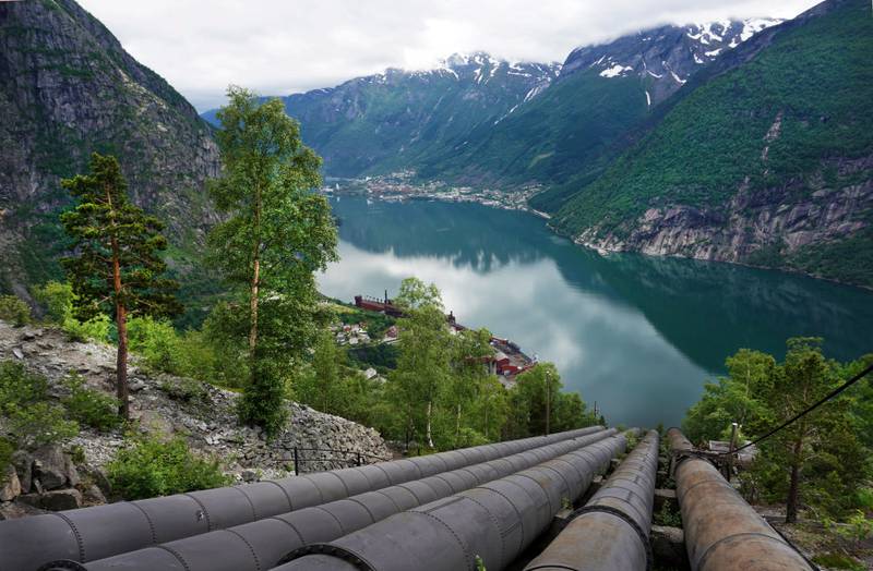 De lange rørgatene styrter ned mot Tyssedal, som et monument over norsk industri- og vannkrafthistorie. Men nå er rørene tomme. 