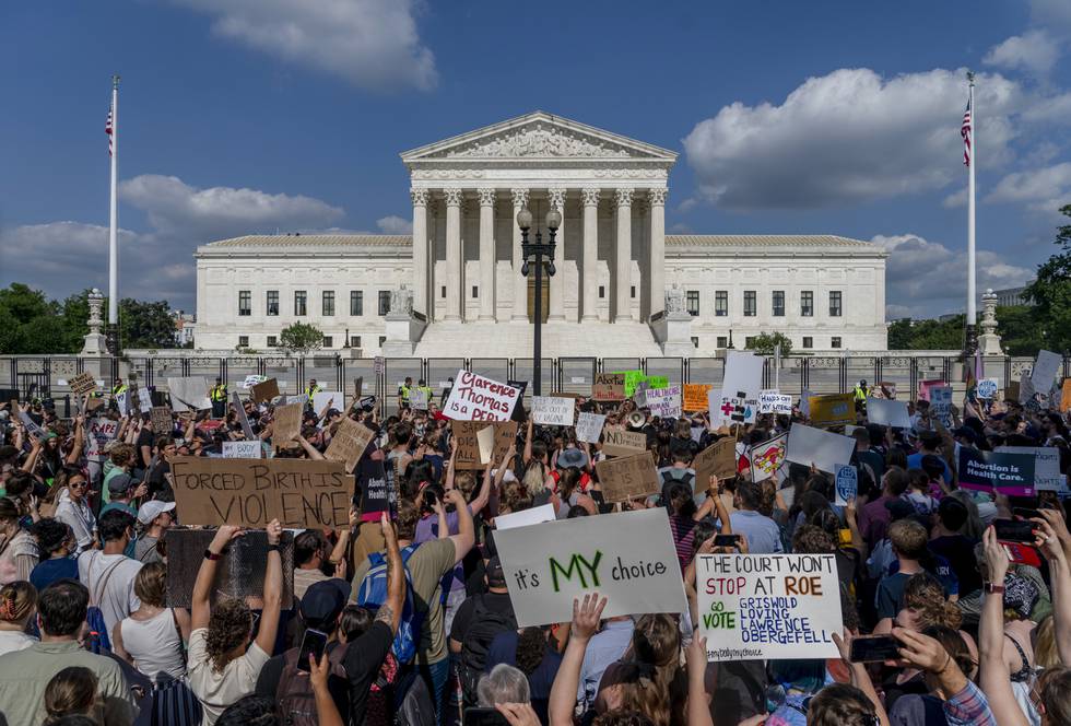 Demonstranter både for og imot retten til abort utenfor høyesterett i Washington. Kjennelsen i forrige uke har ført til kaos og forvirring om abortlover i stater over hele USA. Foto: Gemunu Amarasinghe / AP / NTB
