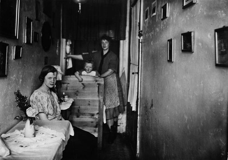 BEBODD ENTRÉ: Arbeiderbolig i Det Rivertzske kompleks ca. 1930. FOTO: NANNA BROCH/OSLO MUSEUM