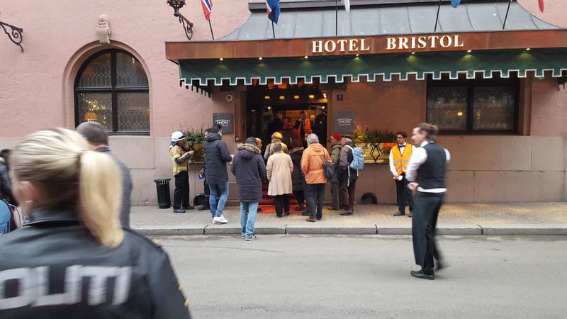 Evakueringen ble opphevet ved 17.30 tiden, og gjester og ansatte kunne igjen gå inn på hotellet. FOTO: TOM VESTRENG