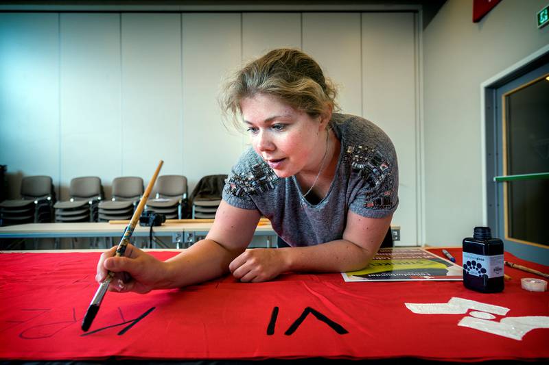 Monica Malmin fører penselen med stø hånd. Det er få rom for feilskjær med maling og tøy som utstyr.