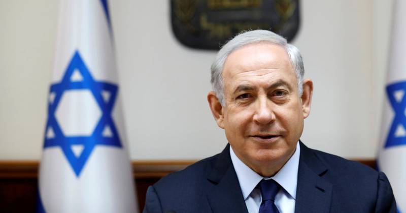 Israels statsminister Benjamin Netanyahu beskyldes for sterkt å ha påvirket innholdet og til og med      samarbeidet om forsidene i en avis, og har innrømmet å ha snakket med avisens sjefredaktør hele 230 ganger på telefonen de siste tre årene.
