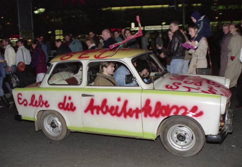 Lenge leve arbeiderklassen! står det på Trabanten som ruller fra Øst- til Vest-Berlin en novemberdag 1989. Tretti år senere er arbeidsløshet ett av de største problemene i tidligere Øst-Tyskland. ALLE FOTO: NTB SCANPIX