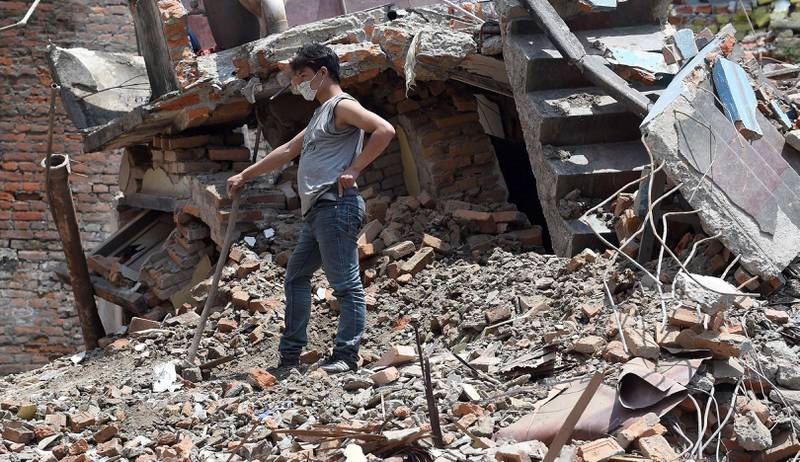 De dårlige husene i Katmandu har rast sammen til hauger av byggematerialer. FOTO: NTB SCANPIX