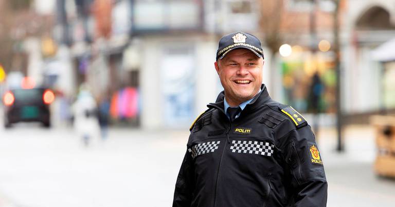 Som politimann er John Kjetil Støle mye ute og snakker med folk. Her går han rundt i Vennesla sentrum.