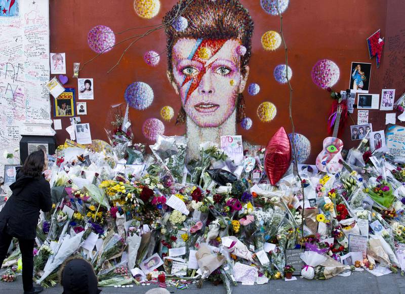 James Cochrans veggmaleri av David Bowie i Brixton ble et samlingspunkt for mange i dagene etter hans død.