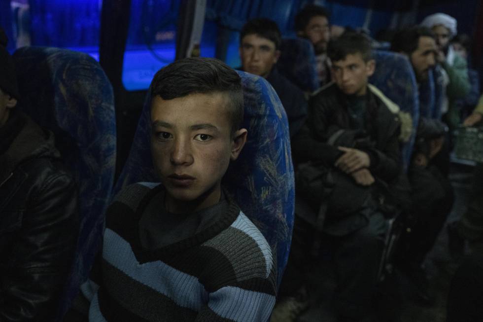 En afghansk gutt er blant dem om bord i en buss i Herat på vei sørover i Afghanistan, mot grensa til Iran.
