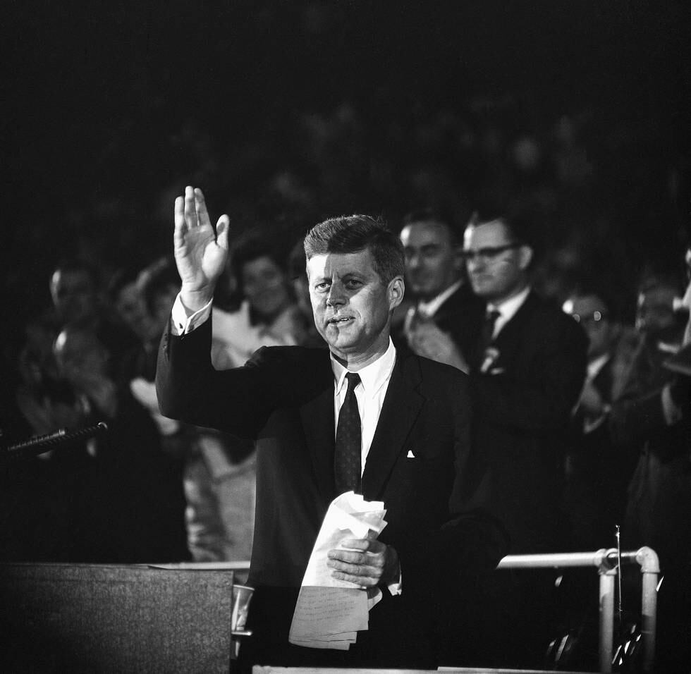 John F. Kennedy avbildet i 1960. Som president satte han som mål å ha sendt folk til månen innen ti år, uten at noen visste hvordan. Dette skapte nytenkning i den amerikanske skolen, skriver Kolbein Haakon Lunde (V). Foto: AP