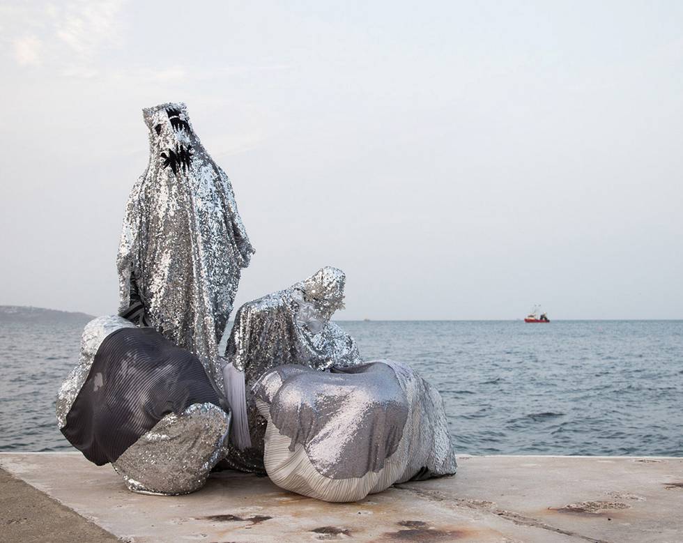 Danserne til Ingri Fiksdal er heldekket av glitrende kostymer som kan minne om fiskeskinn med skjell i forestillingen «Diorama for Huk». FOTO: ISTVAN VIRAG