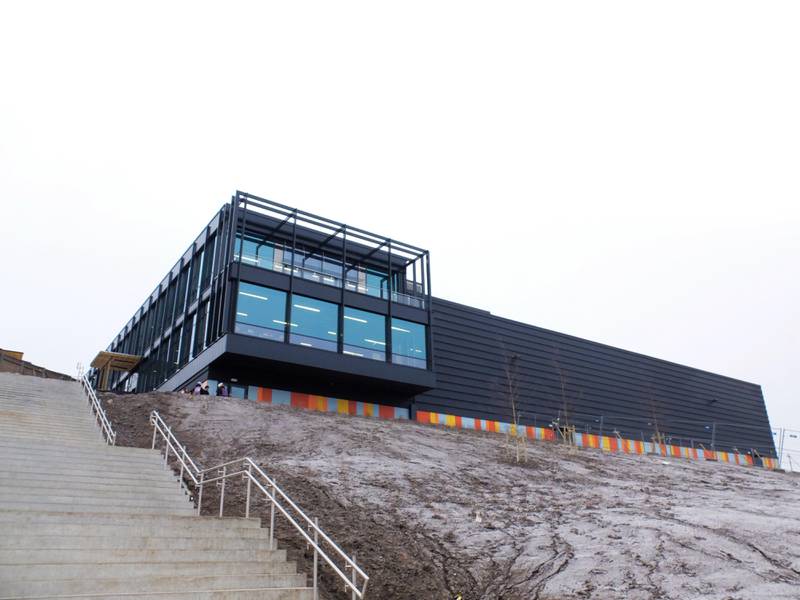 Arena Fjell ligger prominent plassert med panoramautsikt over boligområdet Fjell, Drammen og starten av fjorden.