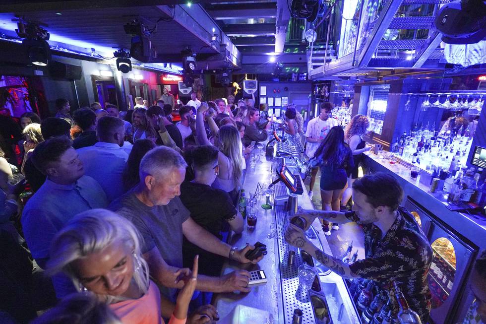 Folk i baren Bar Fibre i Leeds fester som om det var 2019. Foto: Ioannis Alexopoulos/PA via AP / NTB 