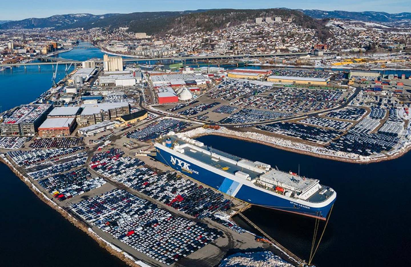 Bil-bonanza på Drammen havn. Havna er nesten full etter at de det siste halve året har tatt imot 70.000 biler.