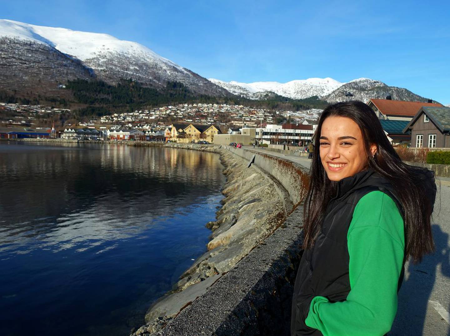 574 enslige mindreårige asylsøkere kom til Norge fra Syria i 2015. Raghad Shaar var en av dem. Hun flyktet med storebroren da hun var 13 år. Nå bor hun i Nordfjordeid.

Foto: Anne Myklebust Odland/FriFagbevegelse