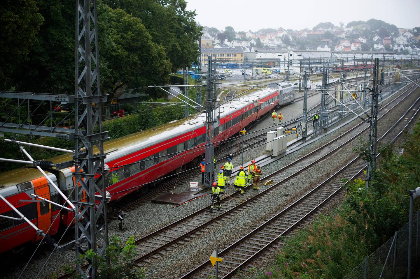 Et tog med tre vogner kjørte ut av sporet ved politistasjonen på Lagård mandag morgen.