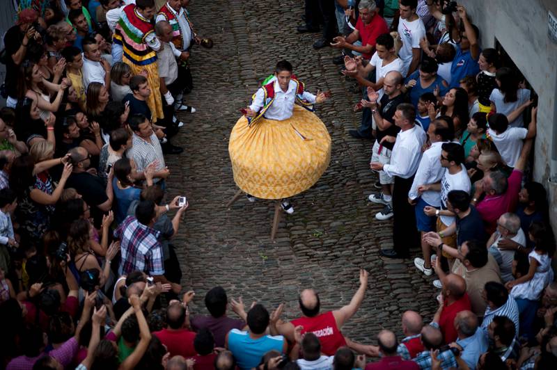 En danser på stylter feirer den tradisjonelle Los Zancos Dance i Nord-Spania på Maria Magdalenas festdag, 22. juli. FOTO: ALVARO BARRIENTOS