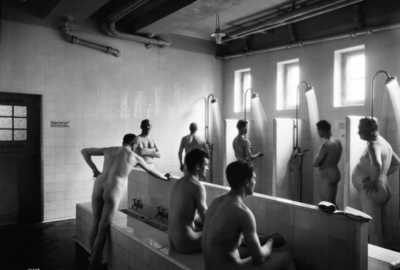 BISLET BAD 1923: «Det siger sig selv, at badedragten ikke skal tages paa før efter duschbadet.» FOTO: ANDERS BEER WILSE/OSLO BYMUSEUM