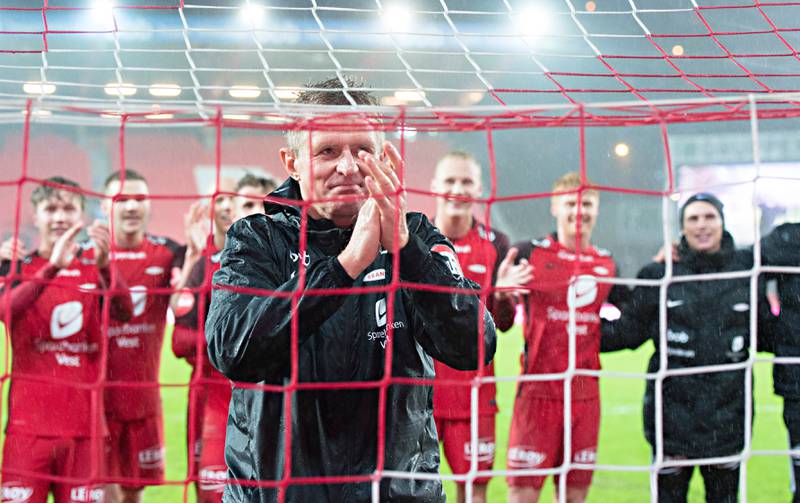 Brann-trener Lars Arne Nilsen hylles av supporterne på bursdagen sin.