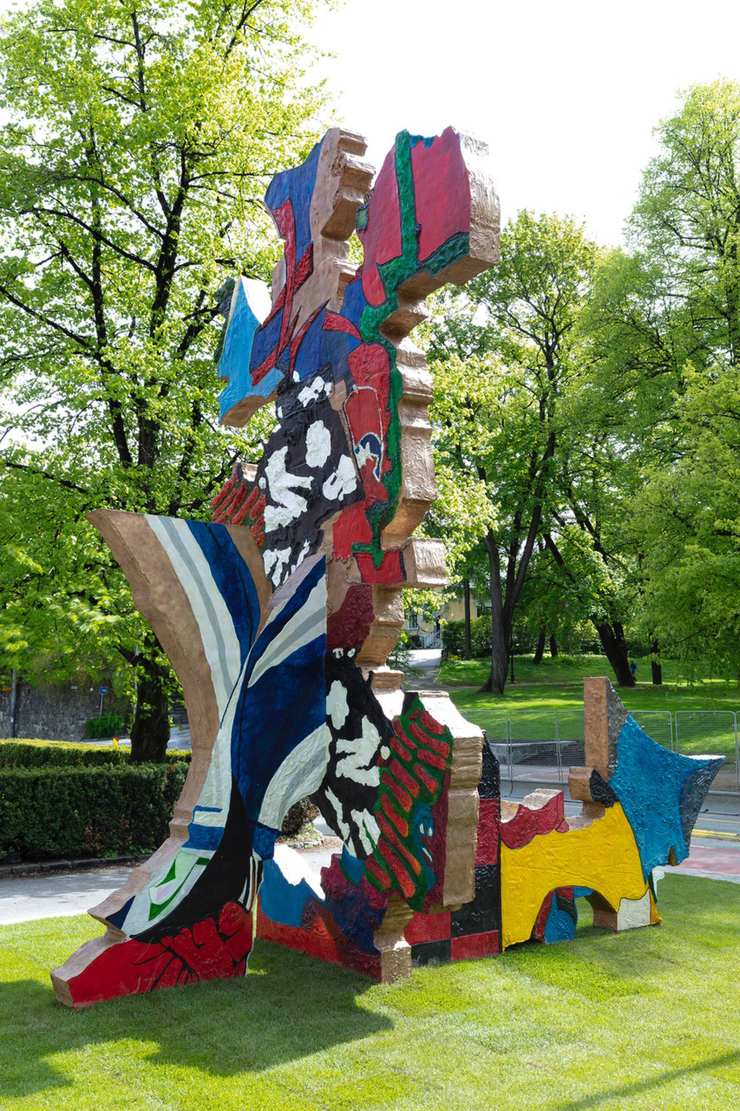 Ida Ekblads skulptur «Utsikt fra det utilgjengelige» møter du på plenen foran Kunstnernes hus.